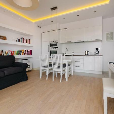 Modern Apartment Across The Ponds وارسو المظهر الخارجي الصورة