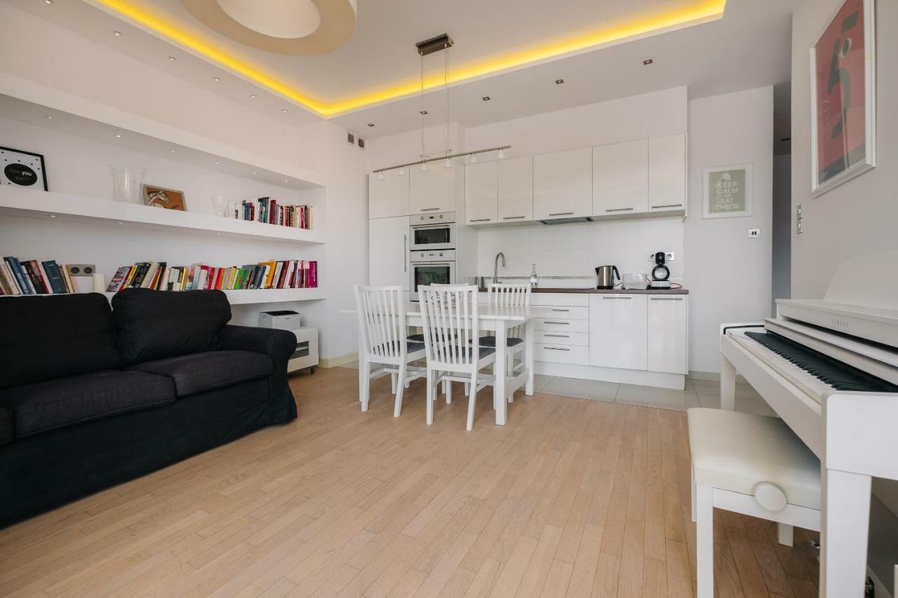 Modern Apartment Across The Ponds وارسو المظهر الخارجي الصورة