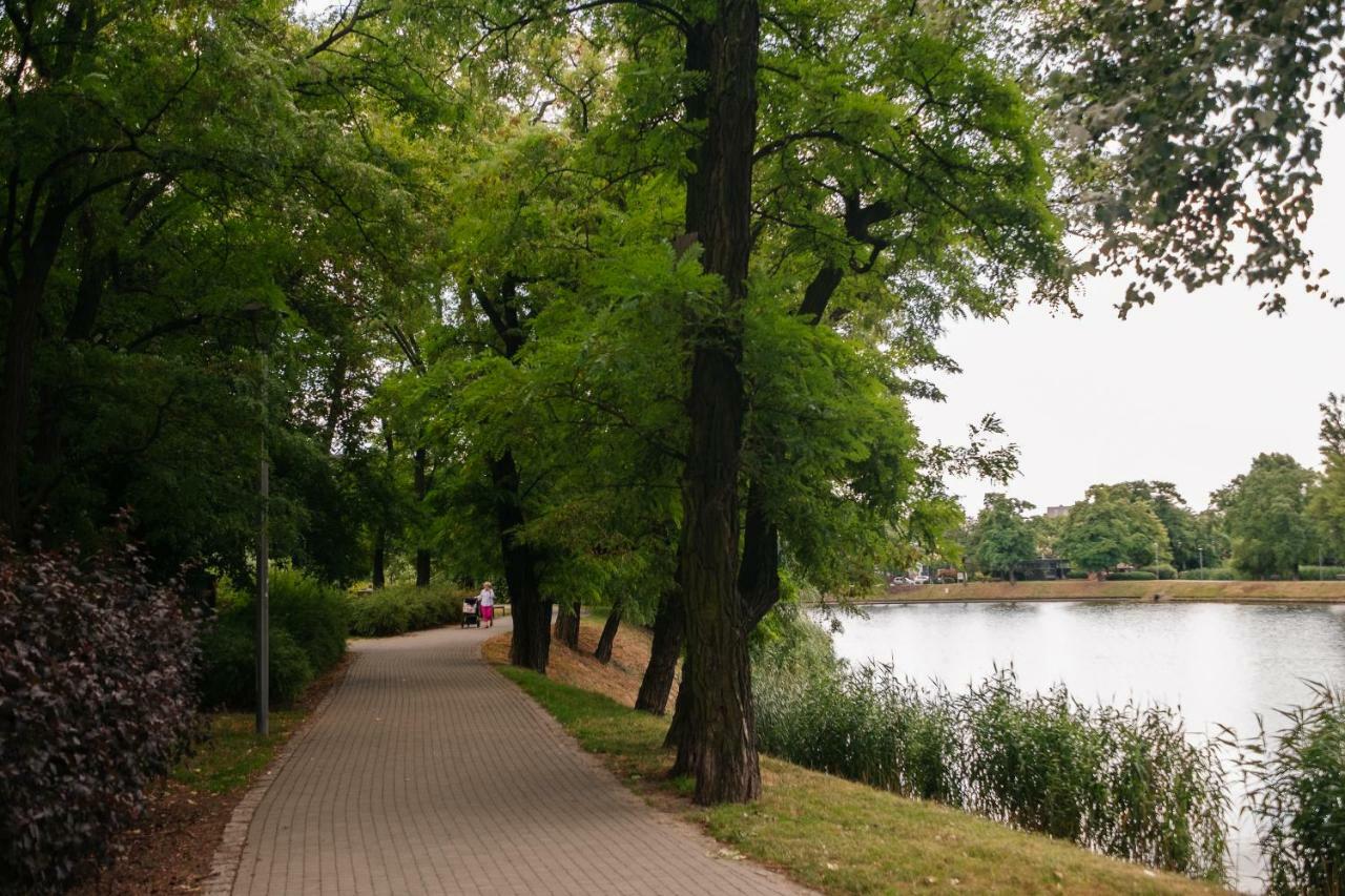 Modern Apartment Across The Ponds وارسو المظهر الخارجي الصورة