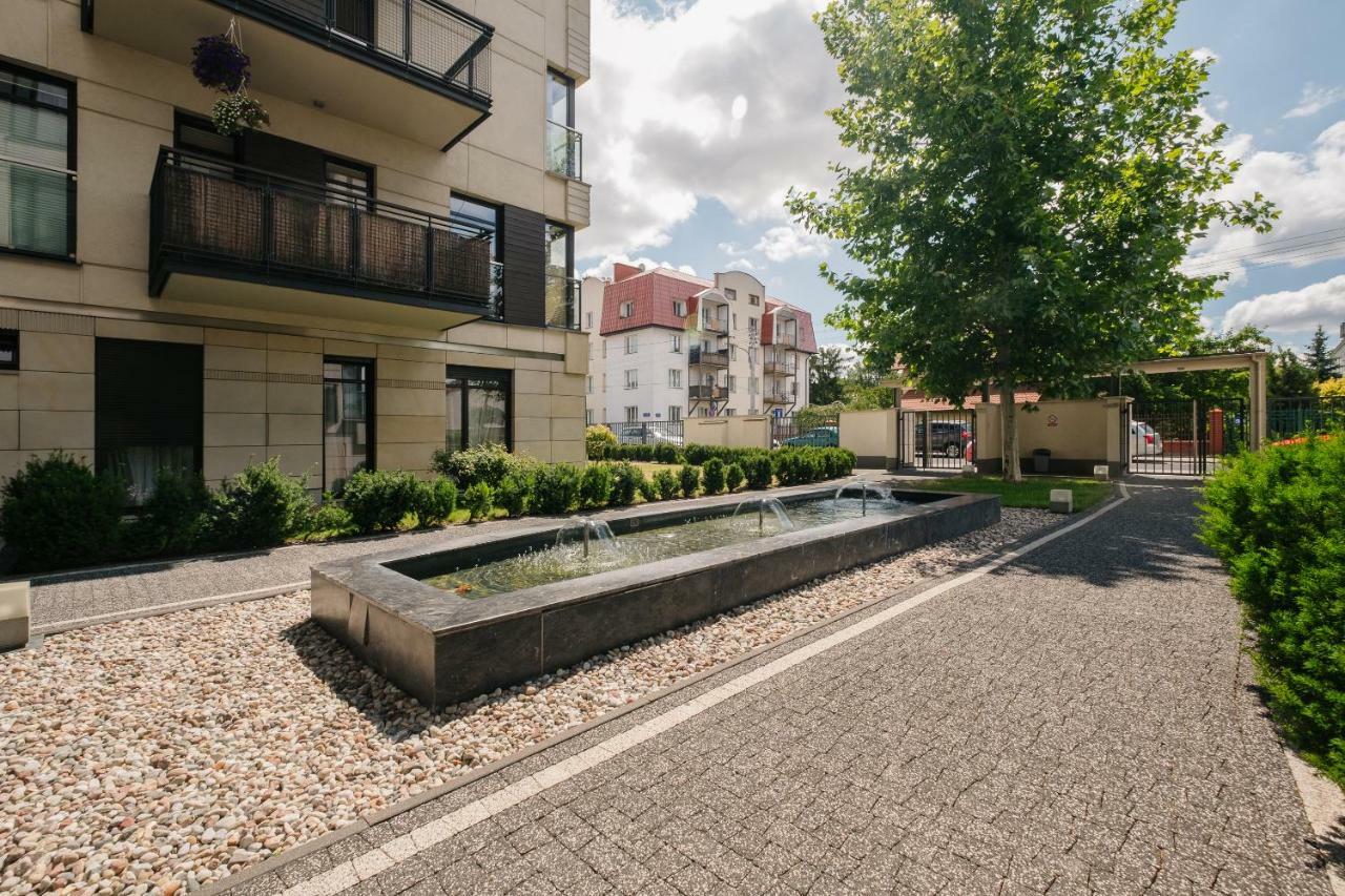 Modern Apartment Across The Ponds وارسو المظهر الخارجي الصورة