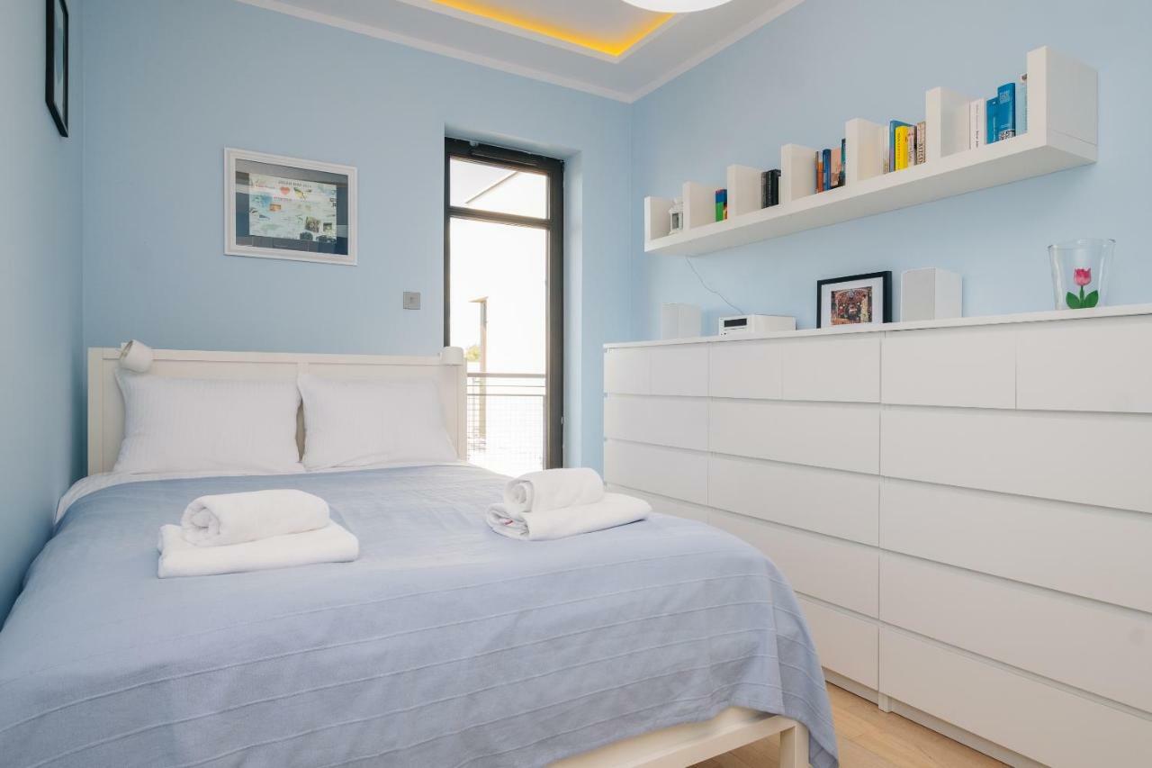 Modern Apartment Across The Ponds وارسو المظهر الخارجي الصورة