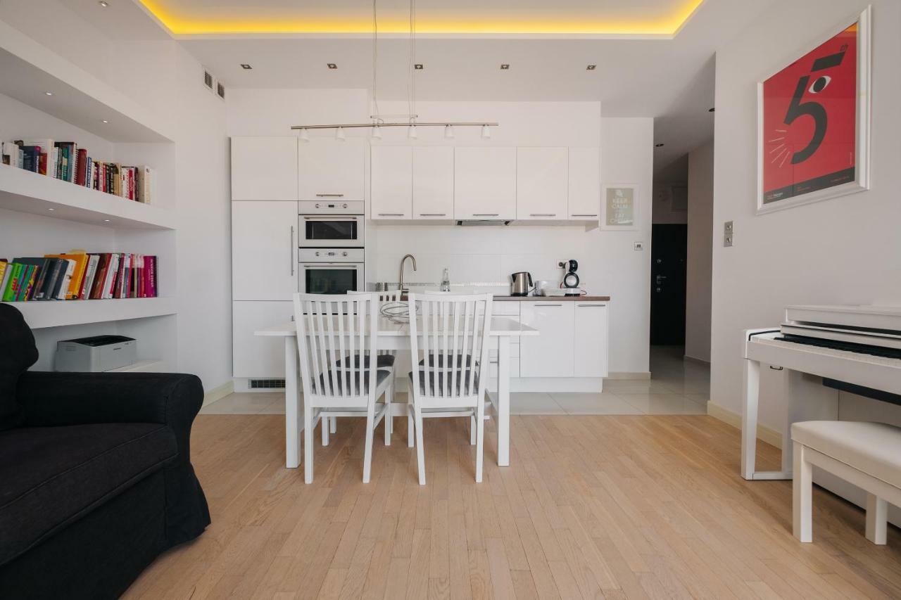 Modern Apartment Across The Ponds وارسو المظهر الخارجي الصورة